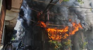 Al menos 21 muertos en incendio de hotel de Delhi, en India