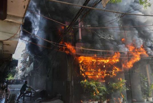 Al menos 21 muertos en incendio de hotel de Delhi, en India