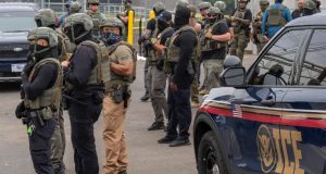 Arrestan a 48 trabajadores y 2 jefes en redada migratoria en empresa en Carolina del Sur