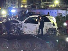Volcadura de película en el libramiento de Tepic; camioneta Mercedes-Benz termina destrozada.