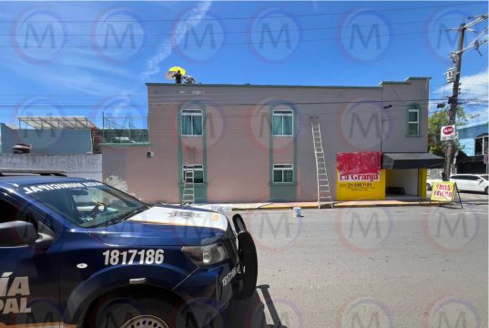 Hombre resulta lesionado tras recibir una descarga eléctrica mientras pintaba una vivienda en Tepic