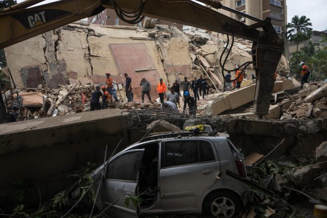 Caraqueños esperan por buenas noticias de familiares atrapados en edificios tras terremoto
