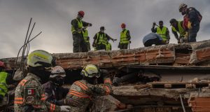 Rescatistas mexicanos recuperan 80 cuerpos tras los devastadores sismos en Venezuela