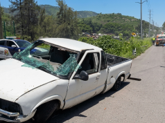 Volcadura de camioneta cargada con escombro deja un lesionado en el Libramiento Carretero de Tepic