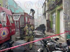 Devastador incendio arrasa mueblería en el centro de Tepic; tormenta habría provocado el siniestro.