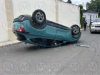 Mujer se equivoca de pedal y vuelca su camioneta en la colonia Peñita