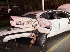 Camioneta Hilux destroza Versa; hay menores entre los lesionados