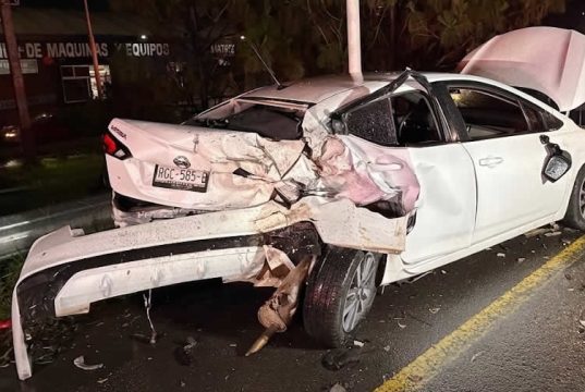 Camioneta Hilux destroza Versa; hay menores entre los lesionados