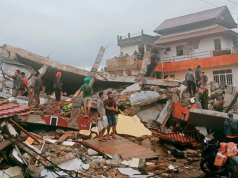 Al menos 47 muertos tras terremoto de magnitud 7.7 que sacudió el este de Indonesia