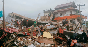 Al menos 47 muertos tras terremoto de magnitud 7.7 que sacudió el este de Indonesia