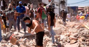 Sube a 111 cifra de muertos por terremoto de 7.4 en Colombia