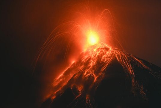 Guatemala declara alerta máxima, por erupción, en zona aledaña al volcán de Fuego