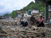 Suman más de 900 muertos y 4 mil 700 desaparecidos tras riada en Nepal