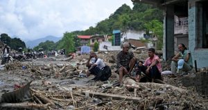 Suman más de 900 muertos y 4 mil 700 desaparecidos tras riada en Nepal