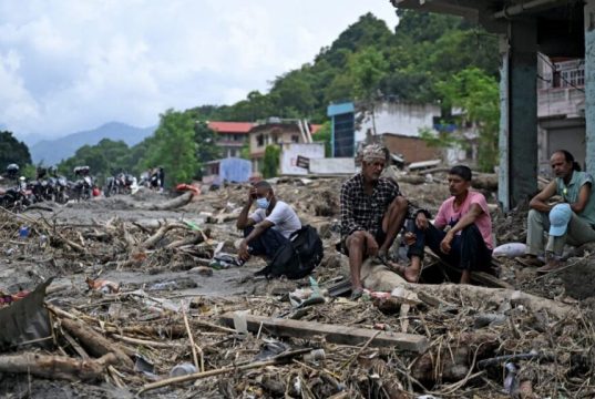 Suman más de 900 muertos y 4 mil 700 desaparecidos tras riada en Nepal