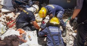 Aumentan a 304 los fallecidos y más de 420 los desaparecidos por el terremoto en Colombia