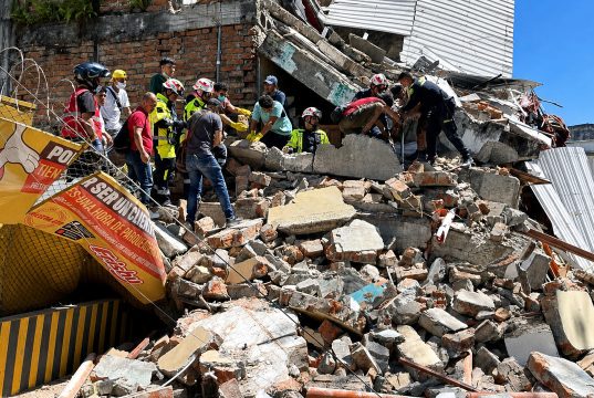 Sube a 132 muertos y 570 heridos tras terremoto en Colombia