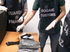 Detienen en Italia a dos mexicanos con más de 17 kilos de metanfetamina ocultos en maletas