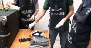 Detienen en Italia a dos mexicanos con más de 17 kilos de metanfetamina ocultos en maletas