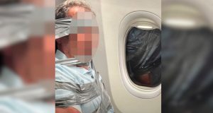 Pasajero es sometido y amarrado con cinta tras causar disturbios en vuelo de American Airlines