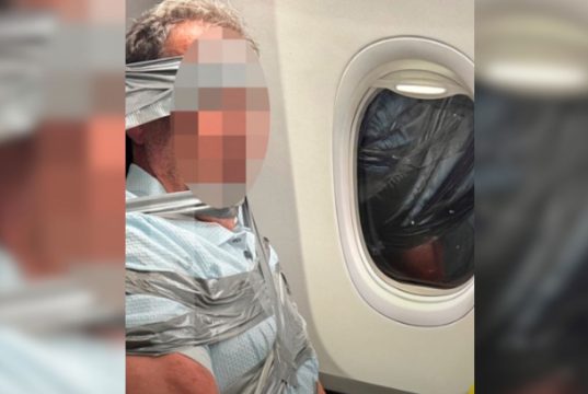 Pasajero es sometido y amarrado con cinta tras causar disturbios en vuelo de American Airlines