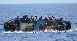 Un muerto y 25 desaparecidos en naufragio de un barco de migrantes frente a Grecia