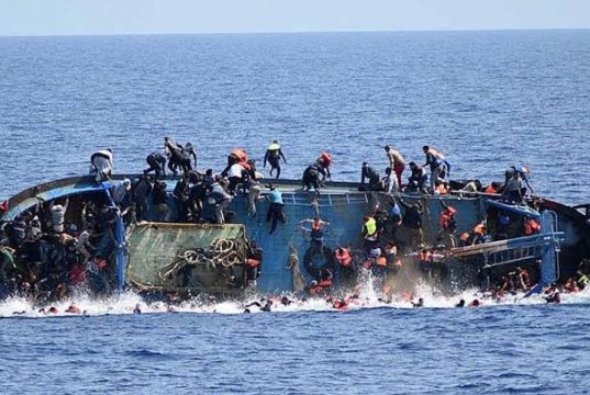 Un muerto y 25 desaparecidos en naufragio de un barco de migrantes frente a Grecia