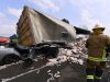 Tráiler cargado de cerveza vuelca y aplasta un auto en Jalisco; conductor pierde la vida