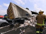 Tráiler cargado de cerveza vuelca y aplasta un auto en Jalisco; conductor pierde la vida