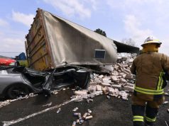 Tráiler cargado de cerveza vuelca y aplasta un auto en Jalisco; conductor pierde la vida