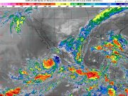 Huracán Rachel se aleja de México, pero mantiene alerta por lluvias y fuerte oleaje