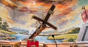Sacerdote muere tras caerle encima una cruz durante una misa transmitida en vivo en Ecuador