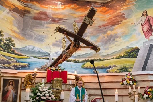Sacerdote muere tras caerle encima una cruz durante una misa transmitida en vivo en Ecuador