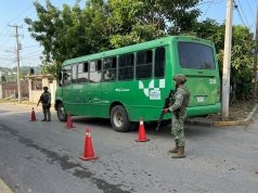 Ataque armado contra camión que transportaba estudiantes deja un chofer herido en Sinaloa