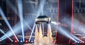 Tesla presentó la nueva generación de Roadster, un auto capaz de volar y acelerar de 0 a 100 km/h en un segundo