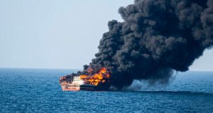 Estados Unidos difunde imágenes de la destrucción de un barco vinculado a Irán en el golfo de Omán