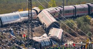 Choque entre dos trenes en España deja decenas de muertos y heridos; temen que aumente la cifra de víctimas