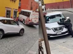 Conductora embiste a oficial de Tránsito para evitar una multa en San Miguel de Allende; fue detenida
