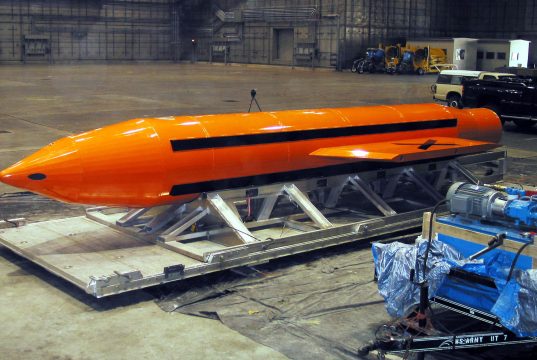 Estados Unidos prepara posibles ataques contra Irán con la “madre de todas las bombas”