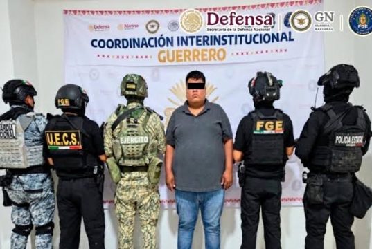 Detienen a exfuncionario municipal señalado como presunto jefe de plaza de Los Tlacos en Guerrero